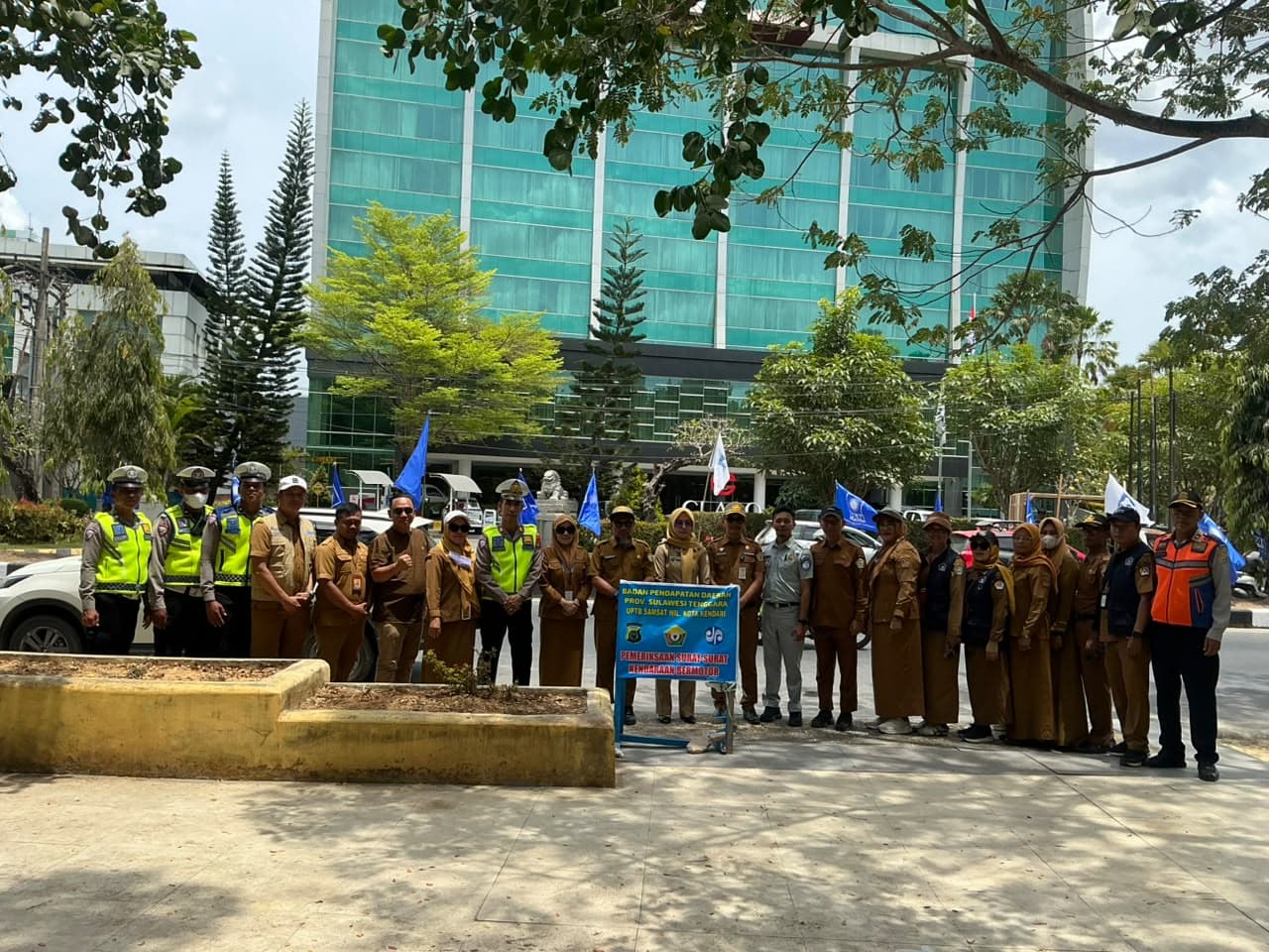 Kepala Bapenda Provinsi Sulawesi Tenggara ikut turun meninjau langsung ke lokasi kegiatan operasi kepatuhan pajak.